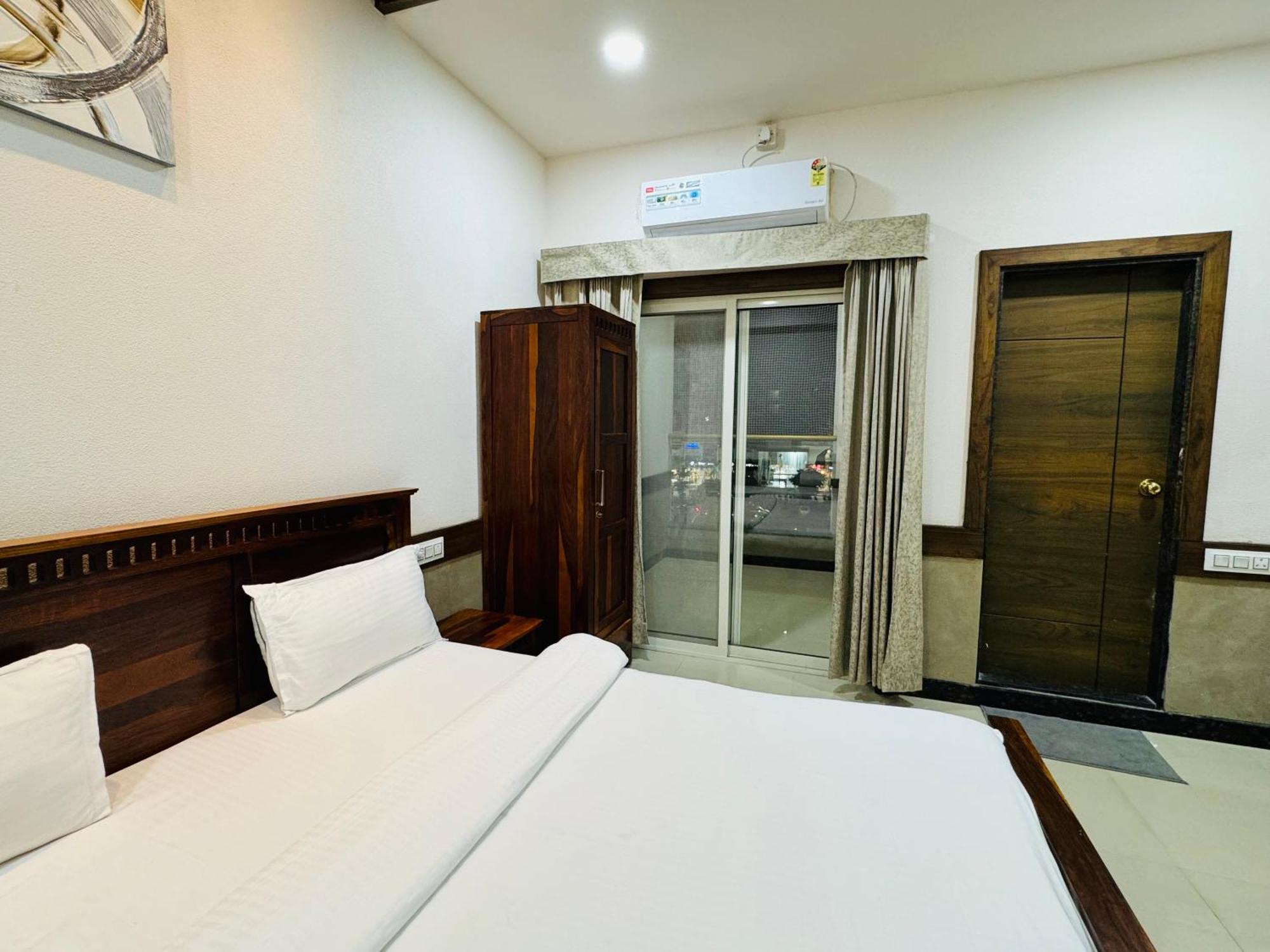 Hotel Tirth By Sonu'S Ujjain Eksteriør bilde
