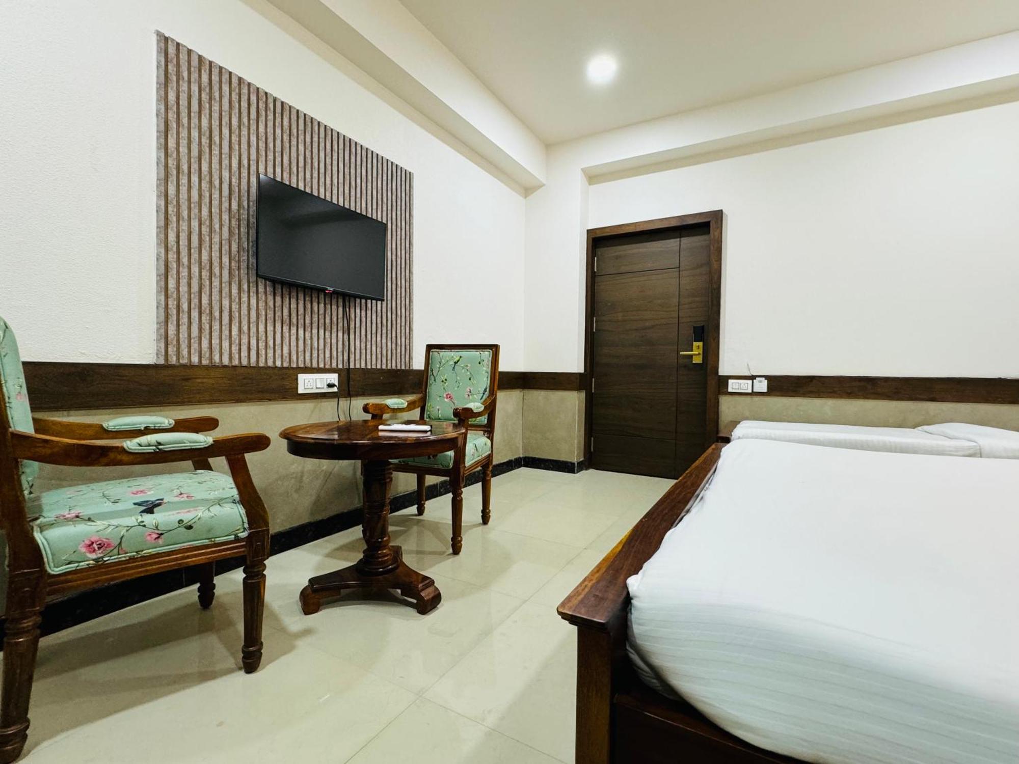 Hotel Tirth By Sonu'S Ujjain Eksteriør bilde
