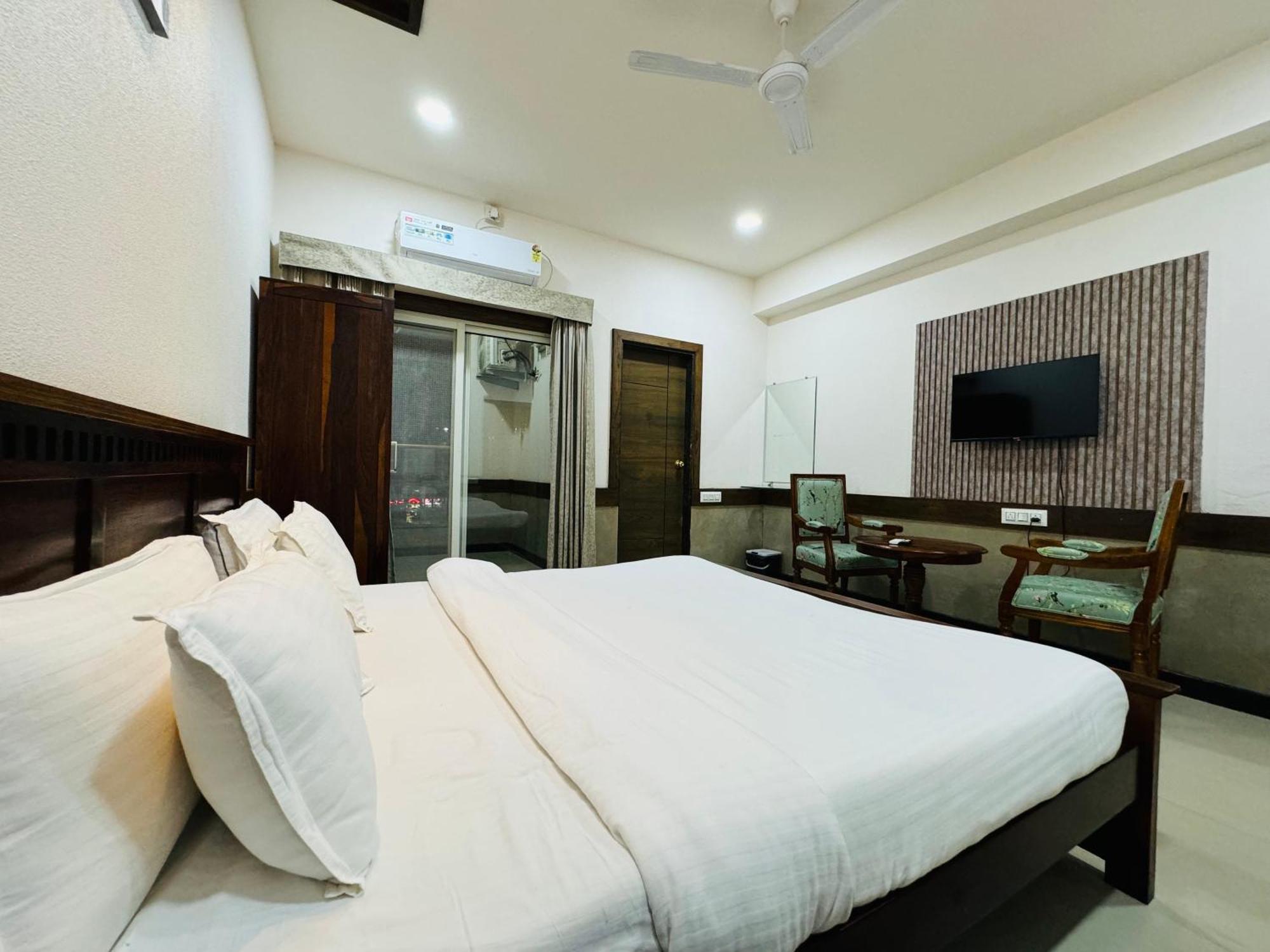 Hotel Tirth By Sonu'S Ujjain Eksteriør bilde