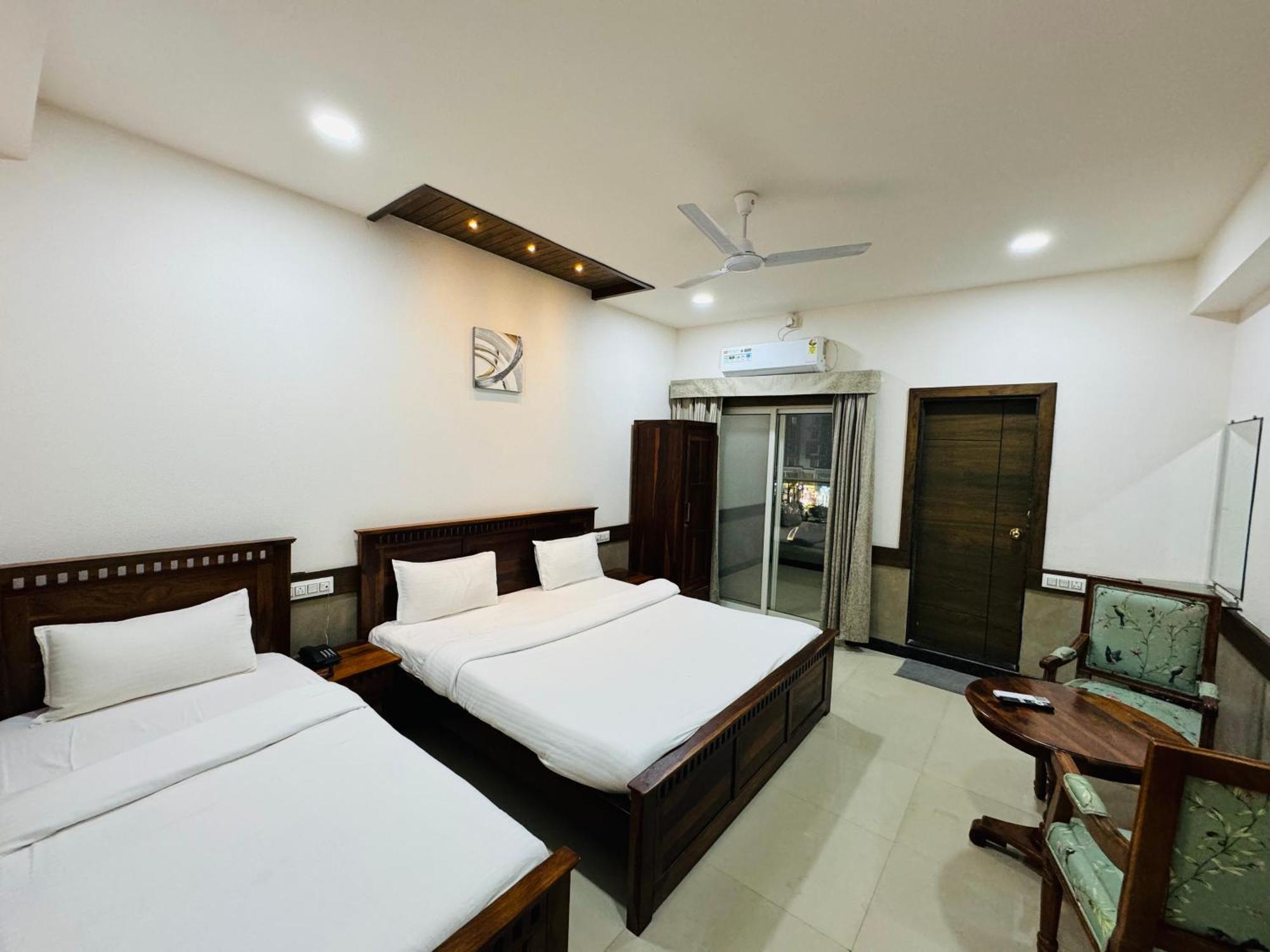 Hotel Tirth By Sonu'S Ujjain Eksteriør bilde
