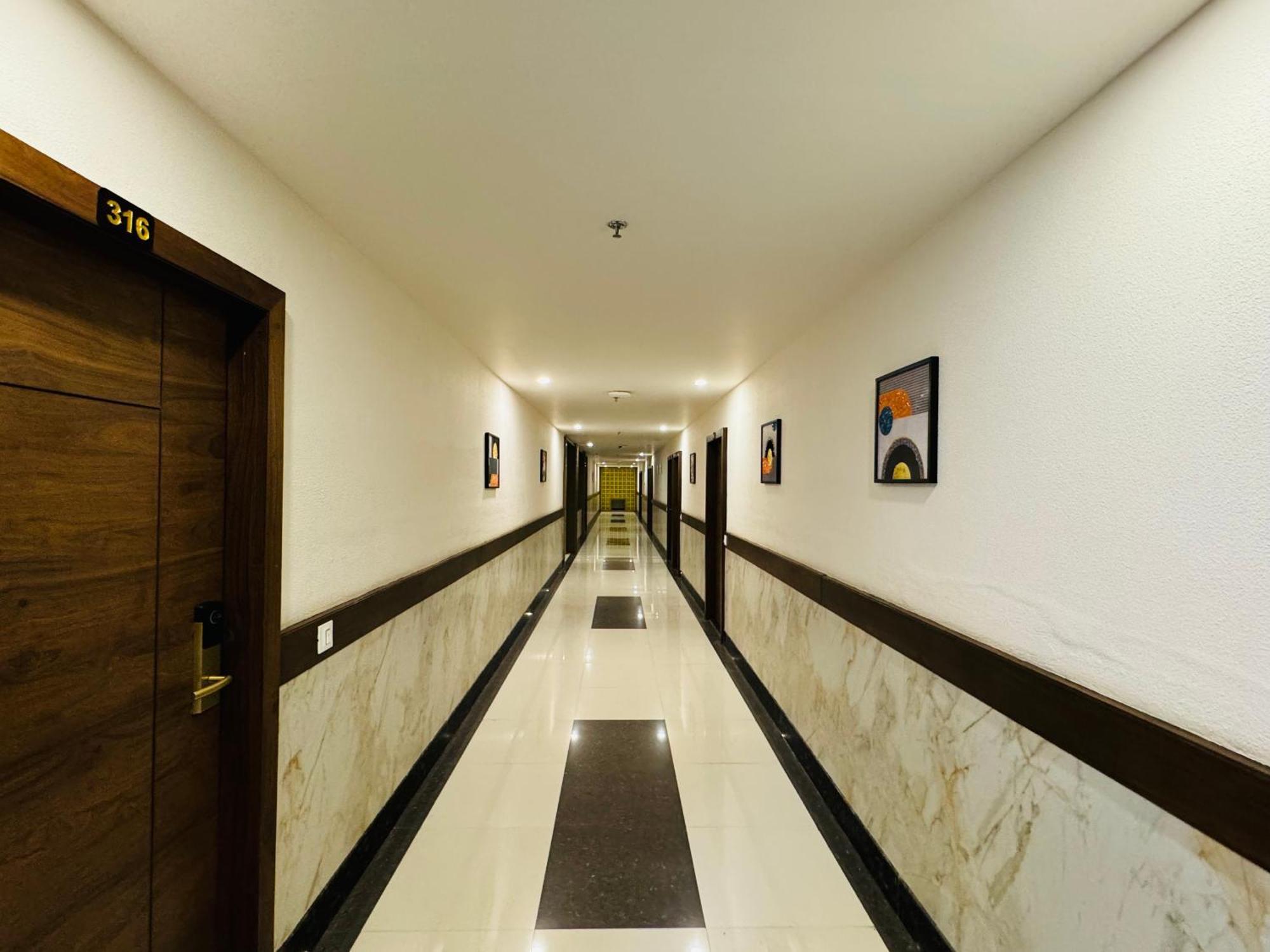 Hotel Tirth By Sonu'S Ujjain Eksteriør bilde